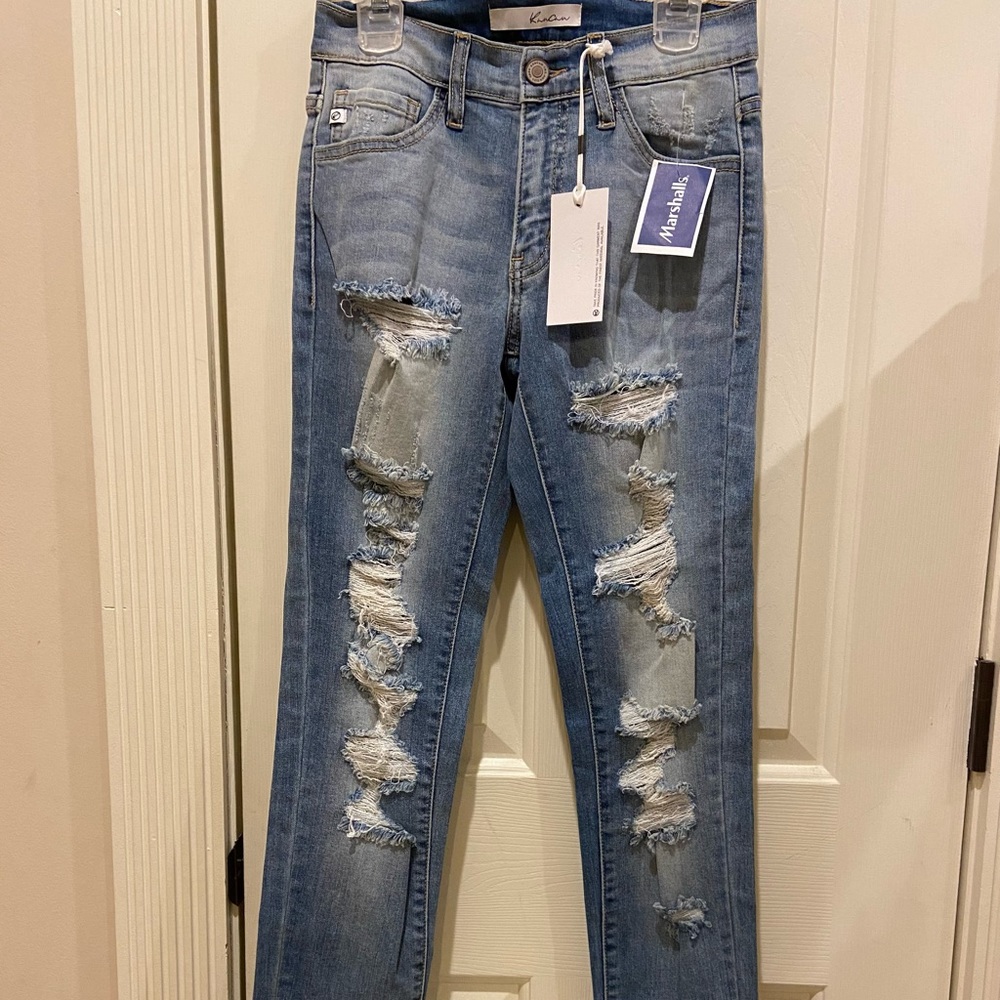 light wash skinny jeans with ripped detail